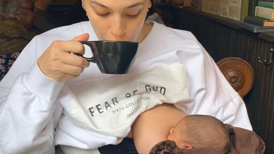 Правильное грудное вскармливание. Кормящая мама. Молочная мама гв и кофе. Кафе грудного вскармливания. Грудь в общественном месте.