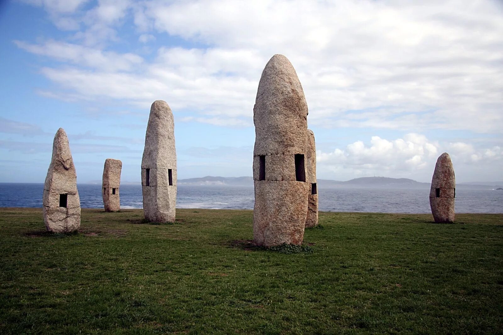 менгиры первобытное искусство. менгиры неолит. менгир что это такое. менгир голленштайн. менгир что это такое.