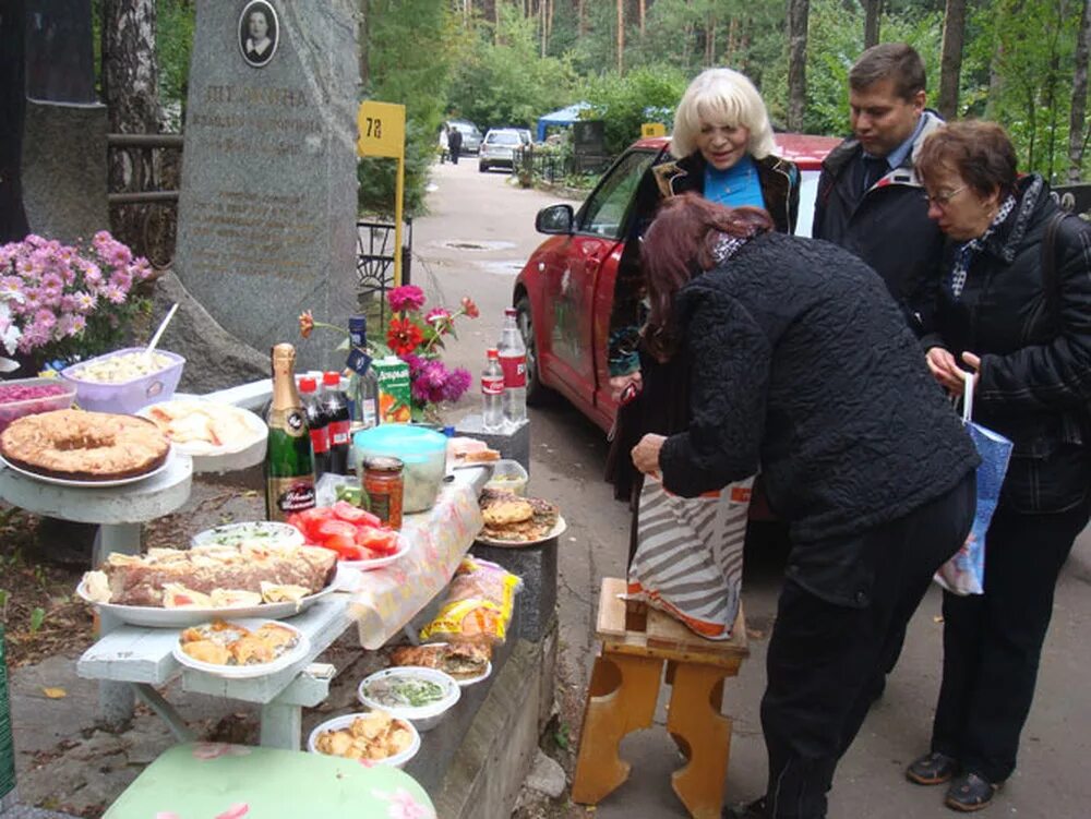 Что делают на родительском дне. Застолье на кладбище. Поминки на кладбище. Еда на кладбище. Шашлыки на кладбище.