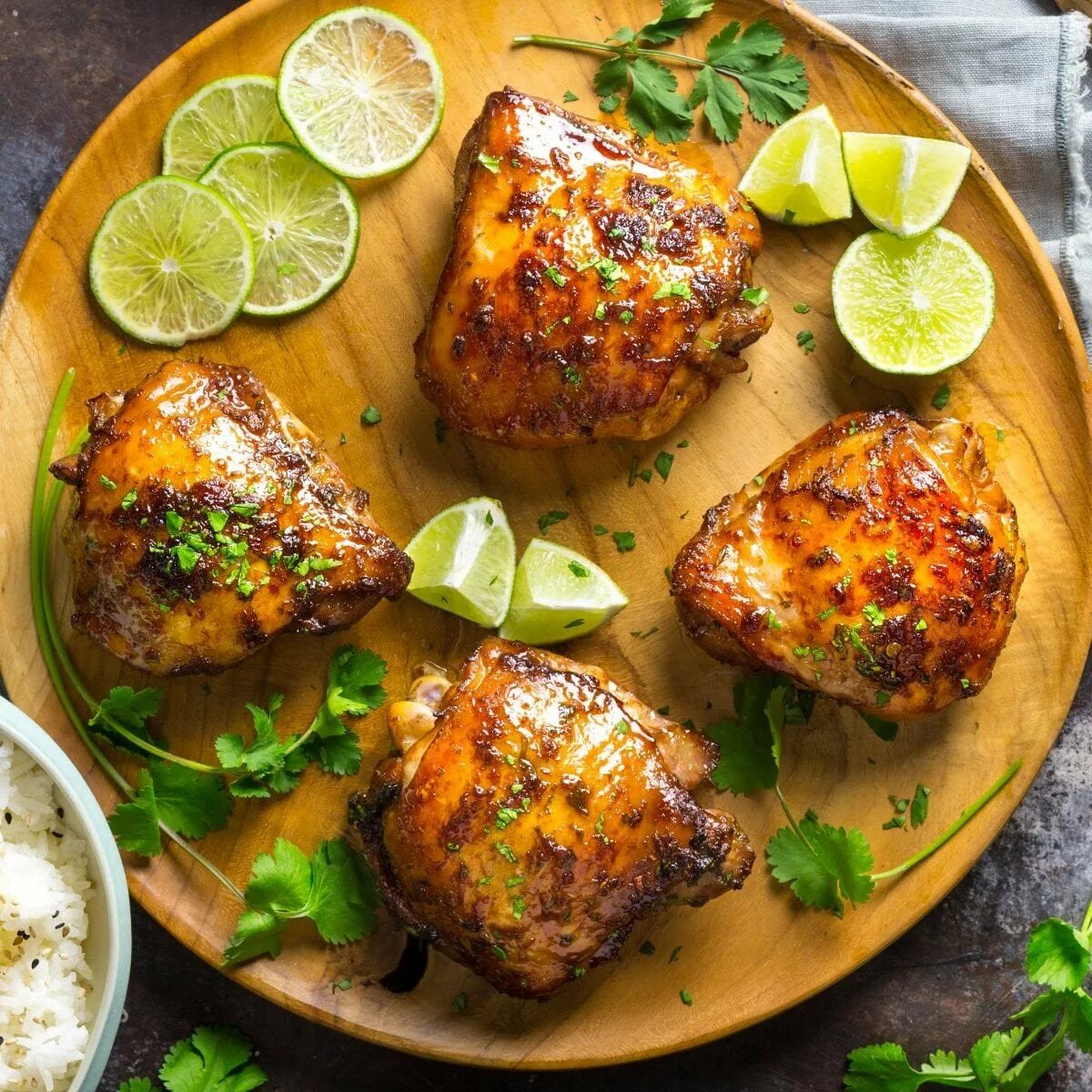 Шашлык из куриного бедра в духовке. Шашлык из куриного бедра. бедро куриное запеченное. бедро куриное шашлык. бедрышки куриные шашлык.