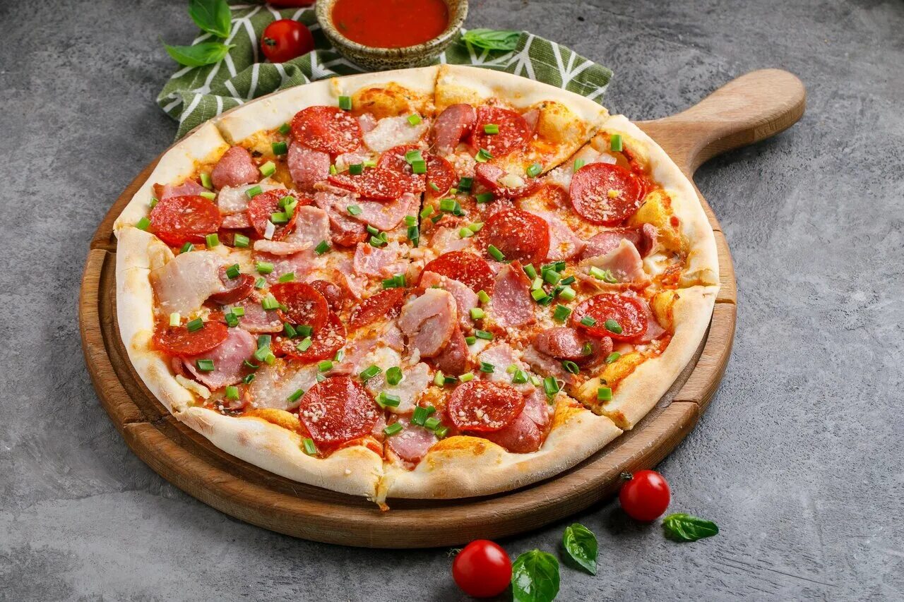 Мясная пицца хорошая пицца. Пицца баварская. Пицца с индейкой. Мясная пицца хорошая пицца. Пицца с салатом.