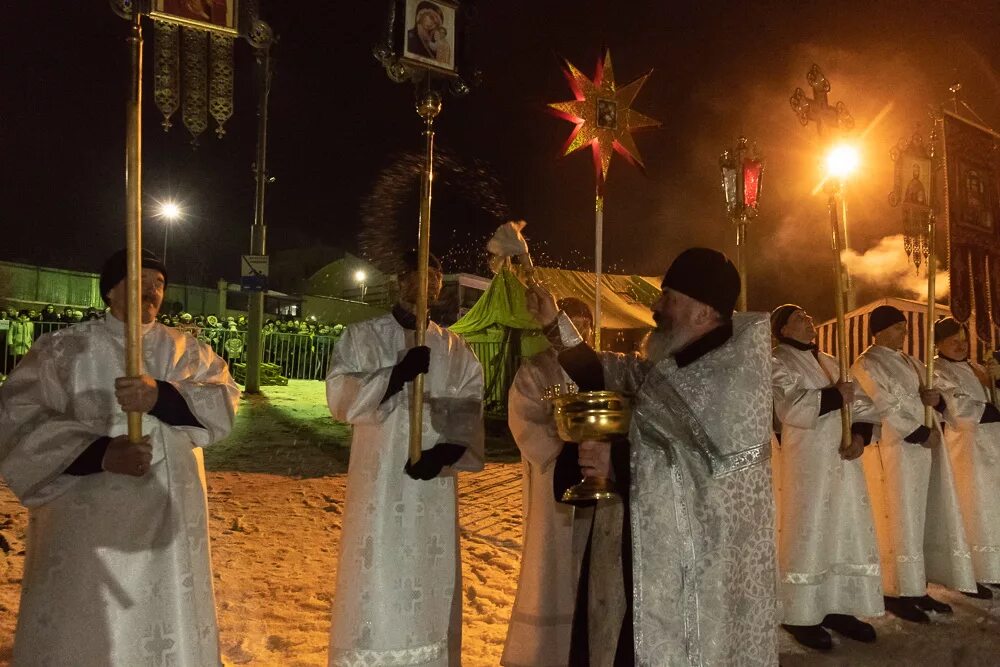 Празднование крещения. Храм христа спасителя купель. Крещенские купания на руси. 19 января крестный ход к иордани. В какую ночь празднуют крещение.