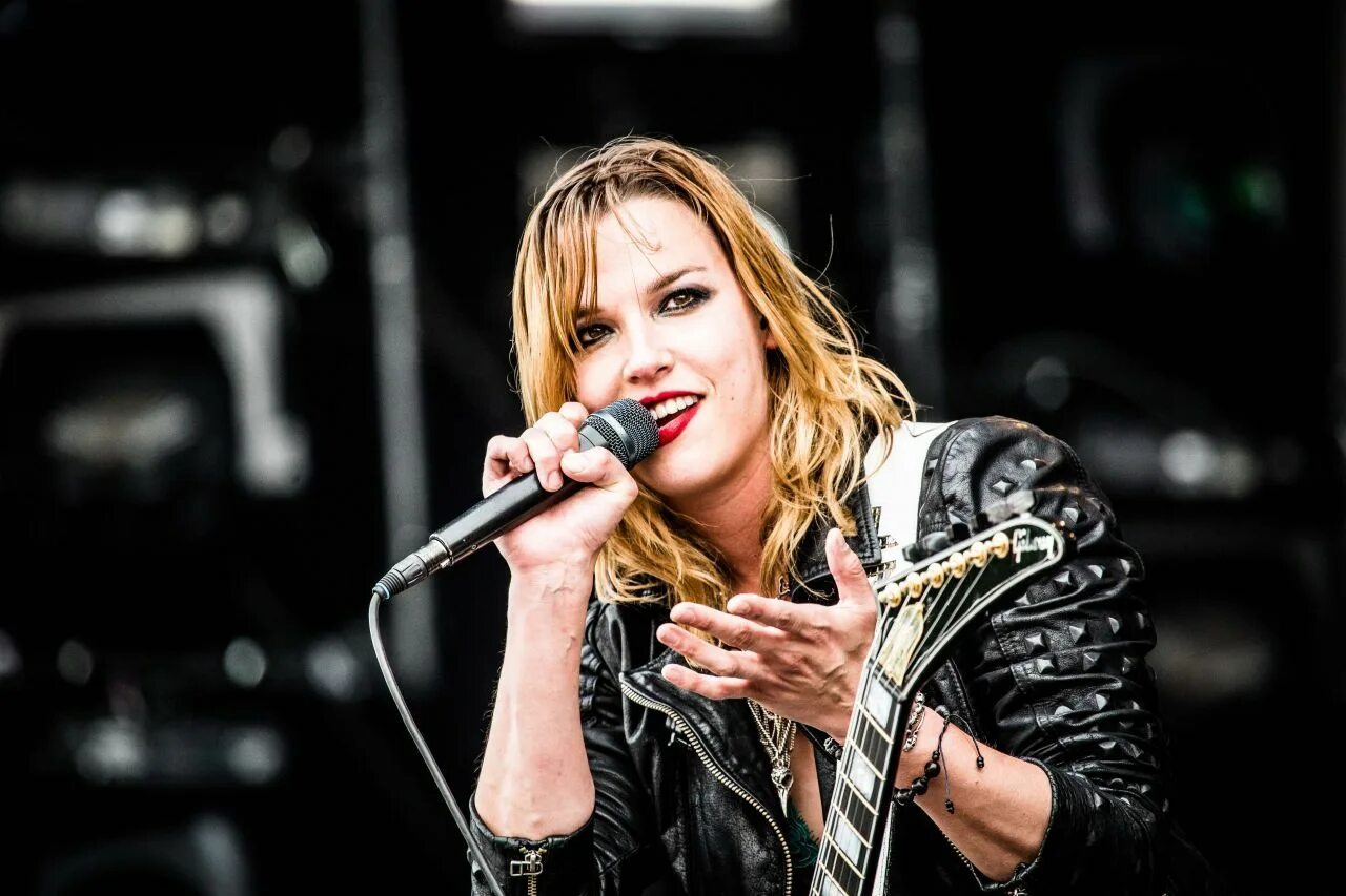 Пение рока. Лиззи Хейл. Лиззи Хейл Halestorm. Halestorm солистка. Группа Halestorm вокалистка.