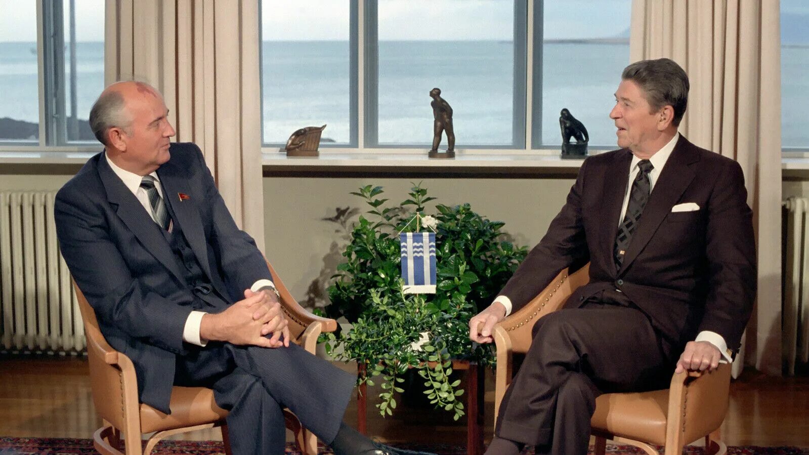 Джимми картер 1990. Встреча горбачева и рейгана в женеве 1985. Саммит рейган горбачев 1985. Фото горбачев и буш 1991. Рональд рейган и горбачев.