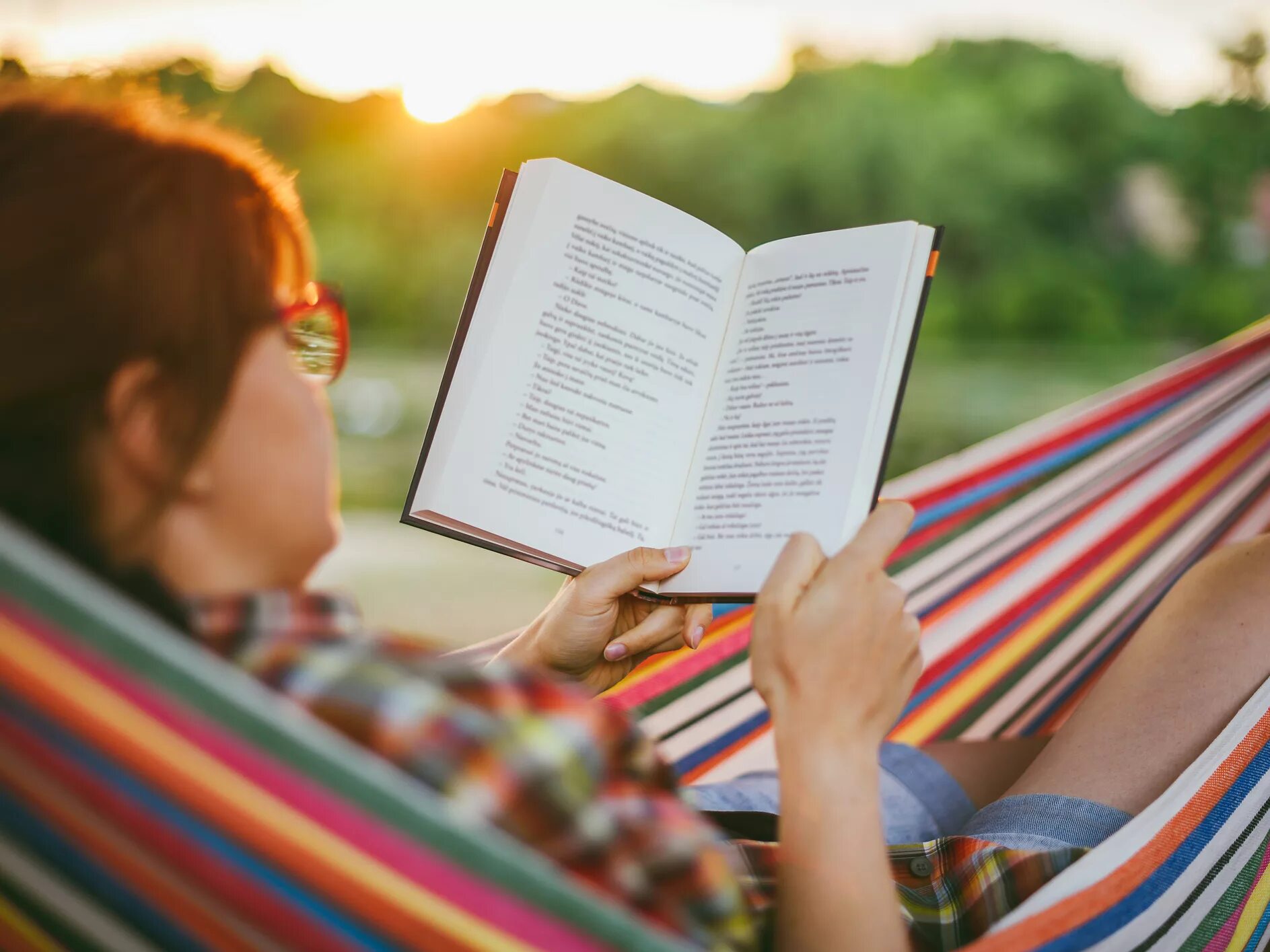 She to read many books