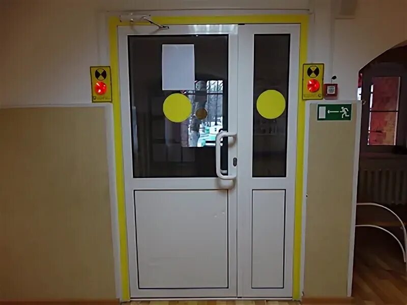 Сайт для инвалидов дверь. Контрастная маркировка двери для МГН. Входная дверь для инвалидов. Двери для слабовидящих. Маркировка дверей для слабовидящих.