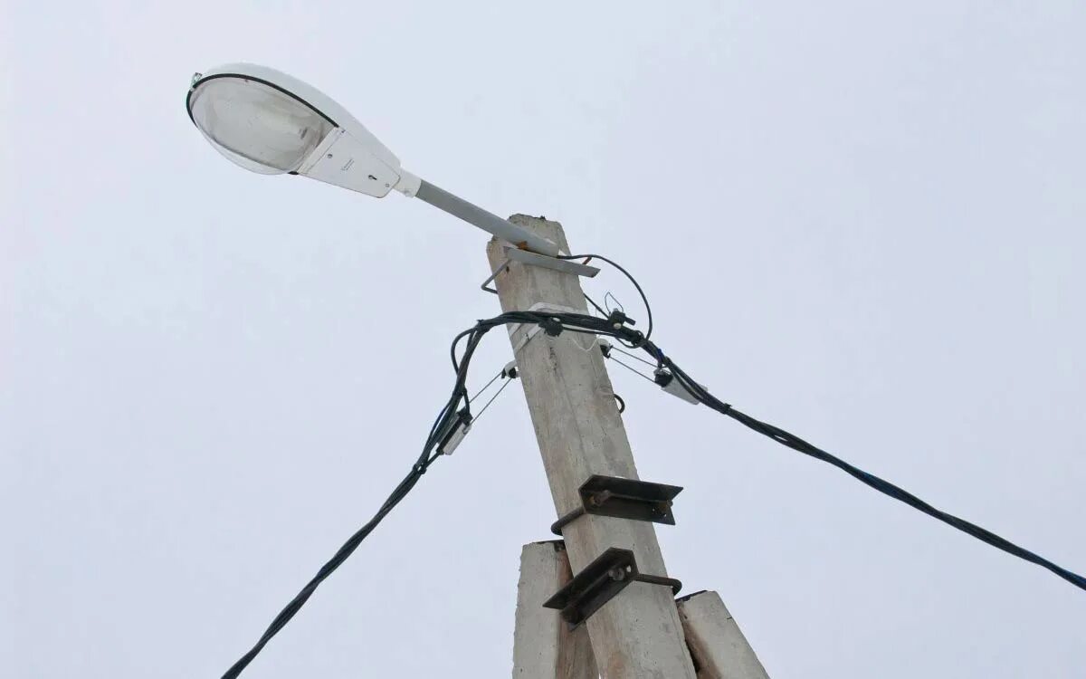 Светильник на опоре. 000 с проводом сип 4х16. Кронштейн однорожковый к1к-1. Крепление прожектора на опоре. Кронштейн однорожковый к1к.