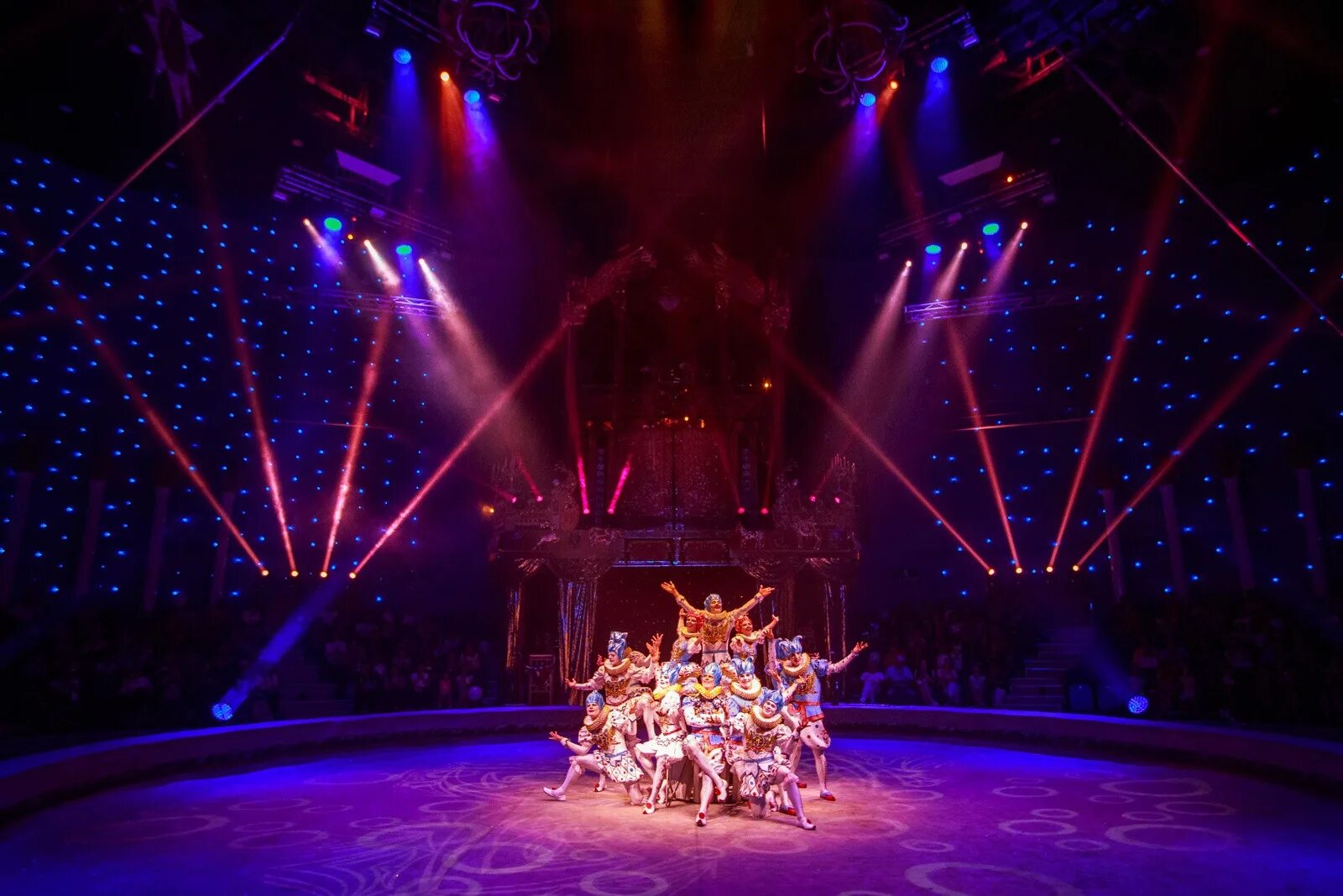 Город кемерово здание цирка. Кемерово цирк 5 континентов кемерово. Цирк шапито новокузнецк. Цирк шапито кемерово. Арена цирка кемерово.