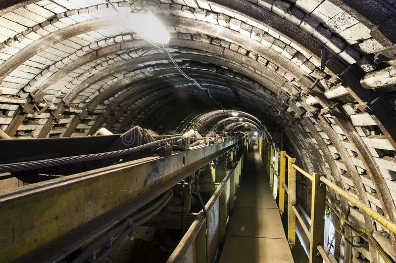 Конвейерный штрек в шахте. Конвейерная лента для шахт. Конвейер в шахте. Скребковый конвейер в шахте. Конвейер в шахте.