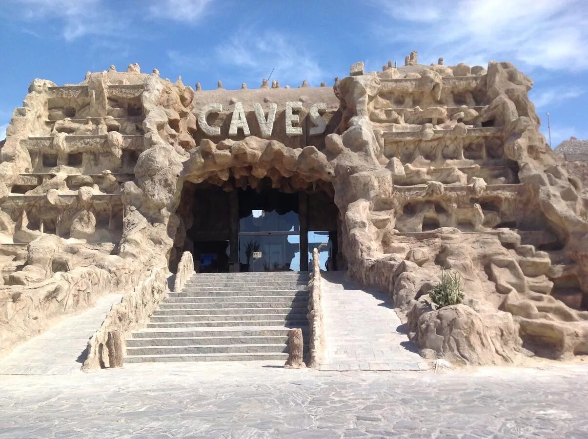 Caves beach resort 5 египет. Отель caves beach resort 5 хургада. Каменный отель в египте. Отель cave египет. Отель cave египет.