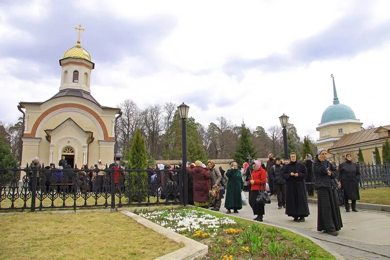 Оптина 1993. Оптина пустынь могилы убиенных монахов. Оптина пустынь братия. Оптинские новомученики 1993 похороны. Оптина пустынь монастырь кладбище.