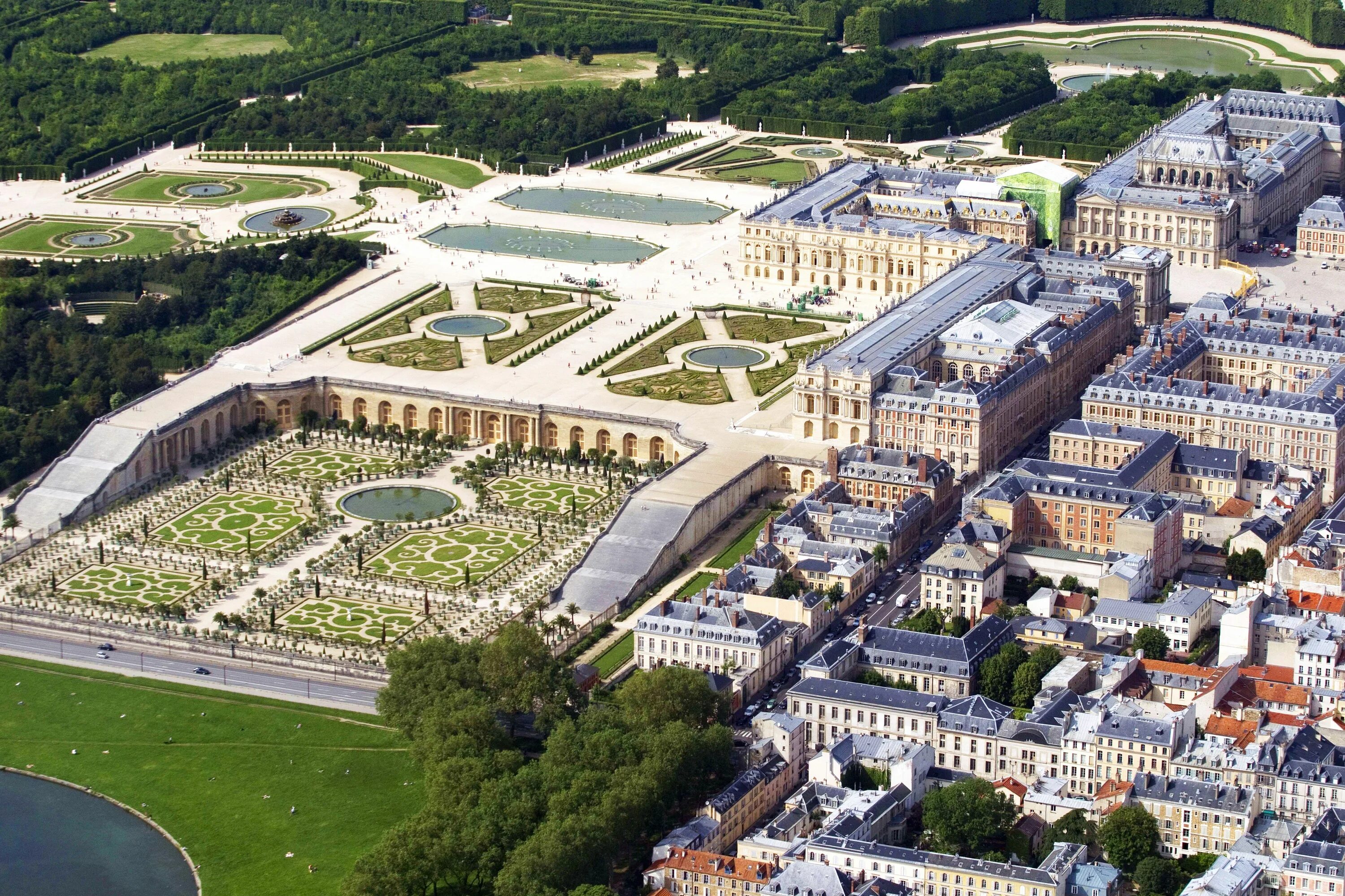 Chateau de versailles. Версальский дворец сверху сверху сады. Версальский дворец в Париже вид сверху. Дворец в Версале сверху. Дворцовый ансамбль Версаля (план и общий вид).