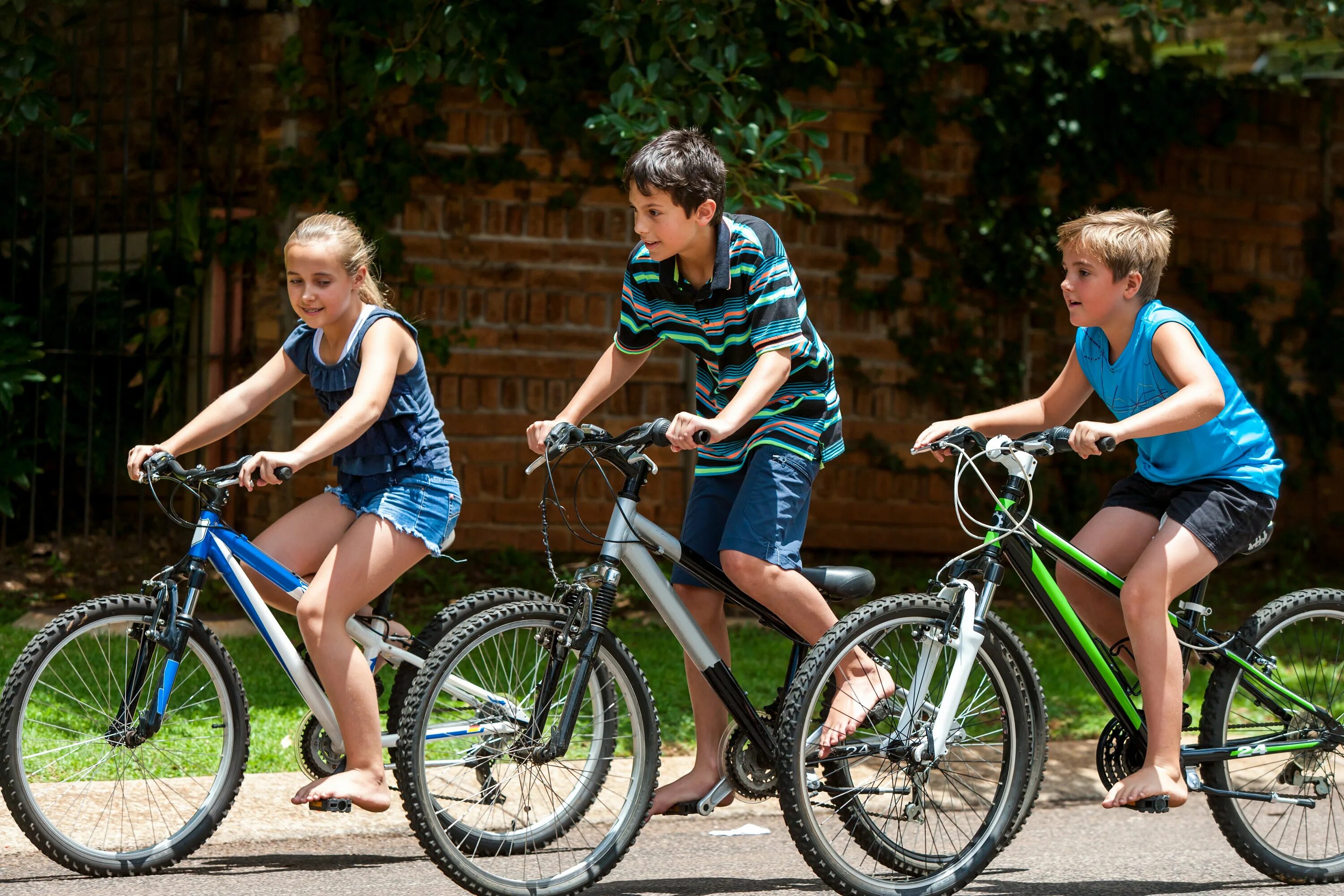 The children are riding bikes. Подрости на велосипеде. Мальчишки на великах. Подросток катается на велосипеде. Мальчик на велосипеде.