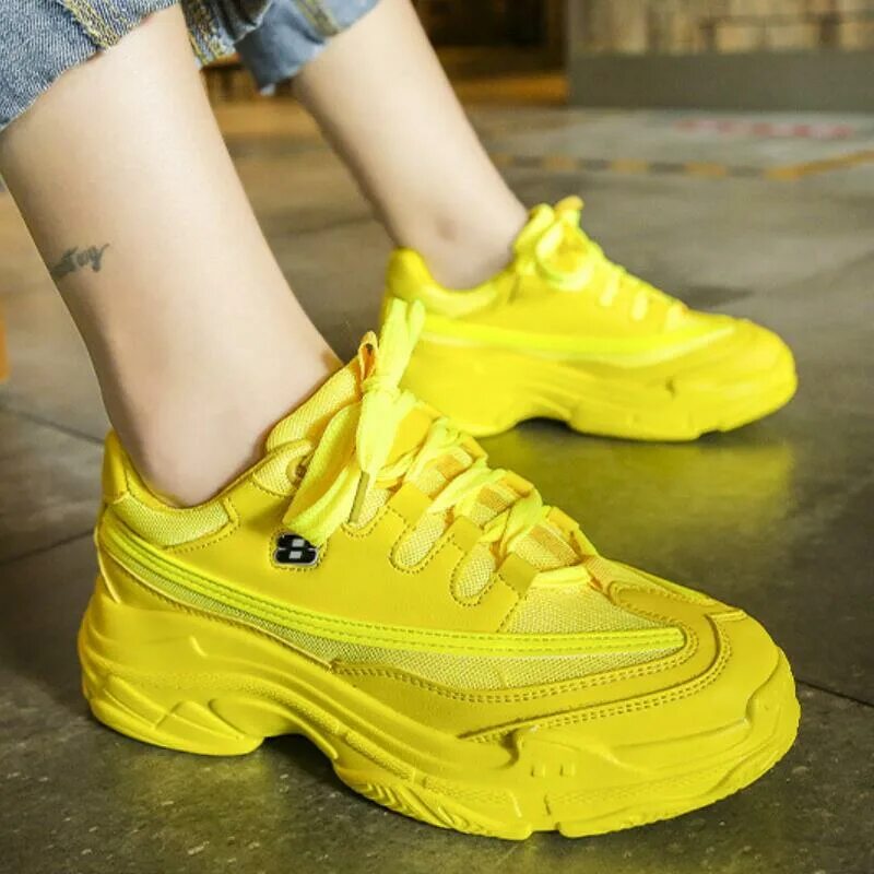Желтая подошва на кроссовках. Желтые кроссовки. Яркие кроссовки. Жёлтые кроссовки женские. Яркие кроссовки женские.