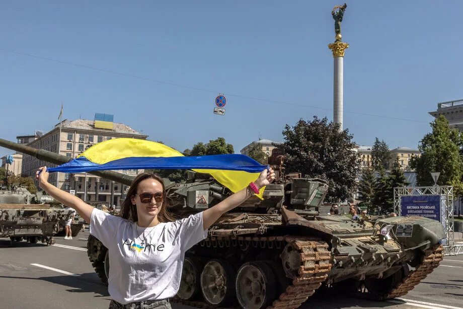 Видео с украины 25.08 2025. День независимости украины. танки в киеве. украинский флаг.