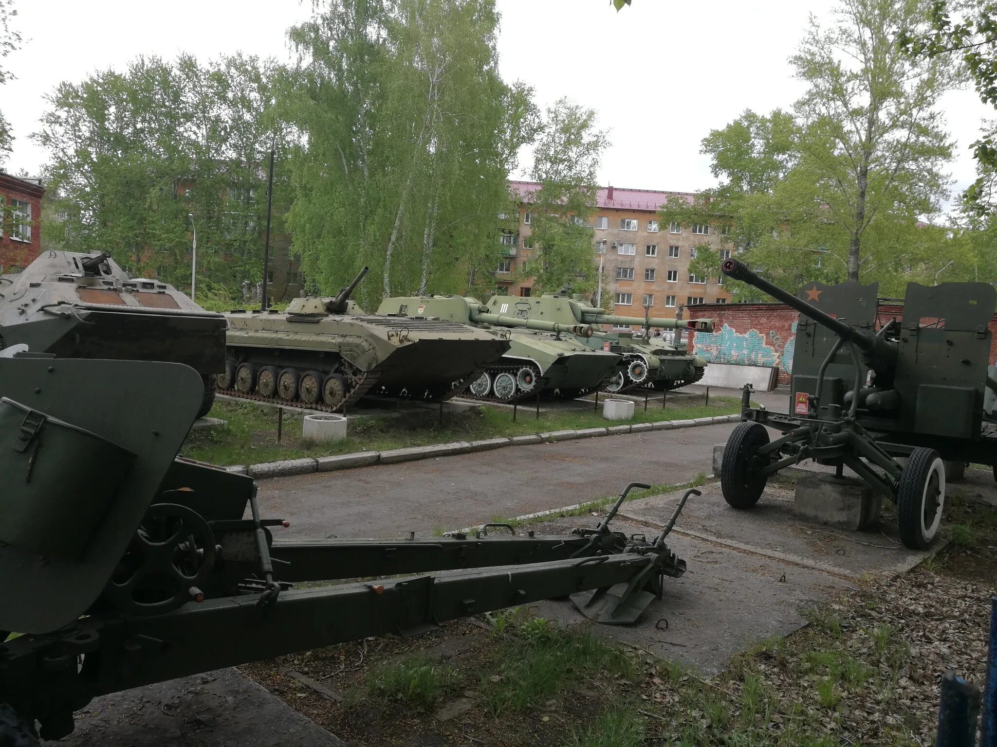 Купить танк в омске. Танк во дворе Омска. Танки в Омске во дворах. Т-62 во дворе в Омске. Т34 в Омске во дворе.