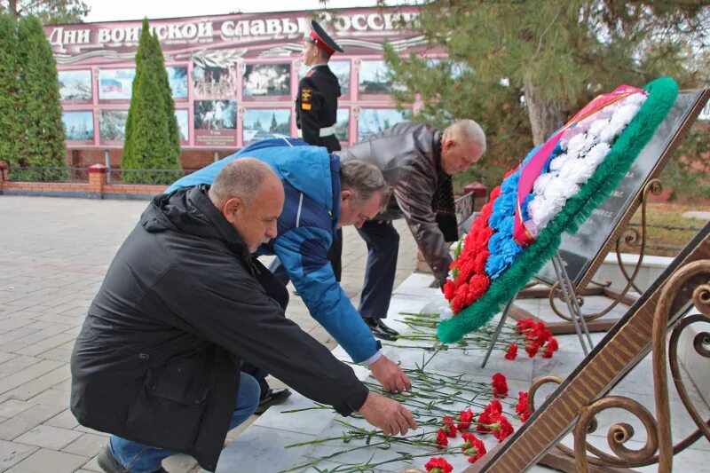 День памяти погибших при выполнении. День памяти. Стелы погибшим военнослужащим. 8 Ноября день памяти погибших сотрудников органов внутренних дел. Память о погибших на войне.