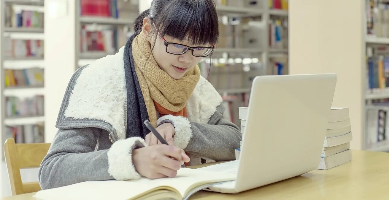 Studying in a foreign country. Гранты на обучение в китае. chinese student. китаец читает записку. china for foreign students.