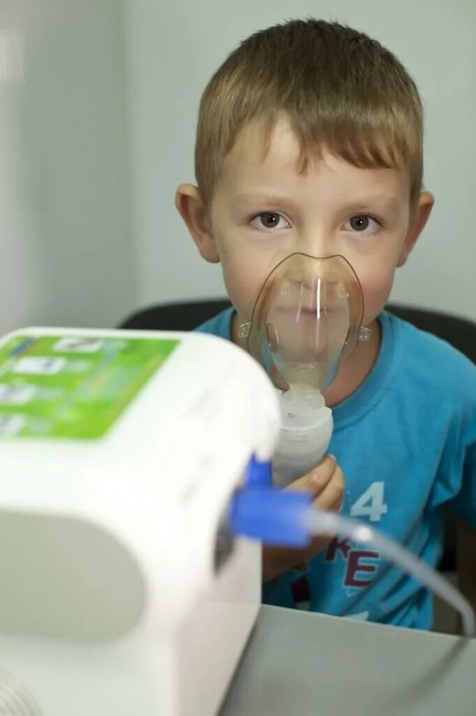 Ингаляция через небулайзер физраствором ребенку. Спейсер для ингалятора. Аппарат ингаляционной терапии omron. Настольный ингалятор omron 1999 год. Физраствор раствор для небулайзера.