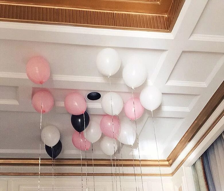 Доставка шаров под потолок. Шарики на потолке. Воздушные шарики под потолок. Украсить потолок шарами. Шарики гелевые на потолке.