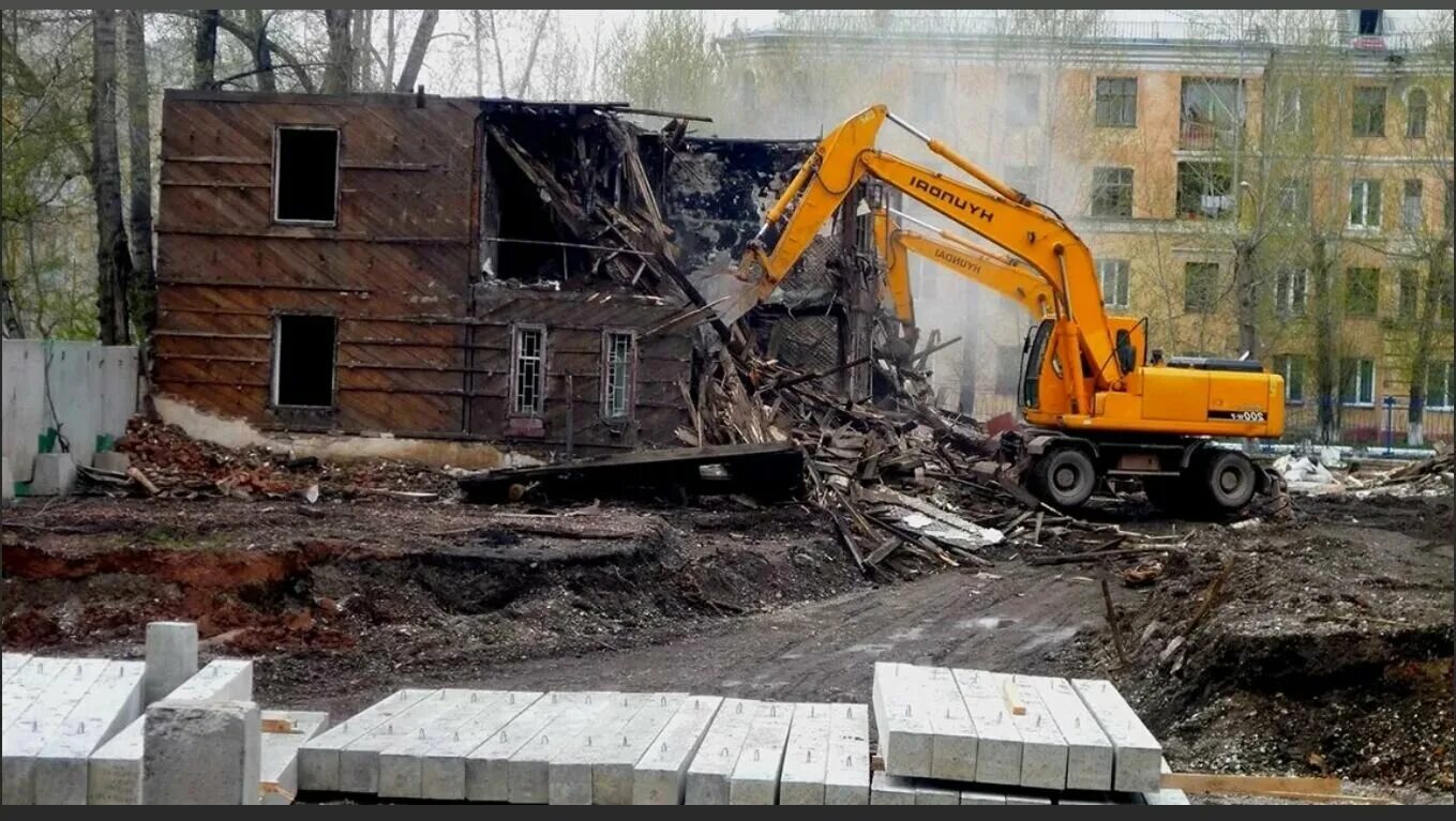 Экскаватор для сноса зданий. Демонтаж здания экскаватором. Демонтаж экскаватором. Снос здания расположенного. Снос самовольной постройки.