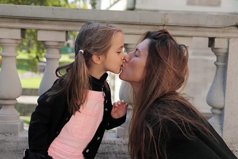 Лесбиан дочь. Daughters friend lesbian. Мама целует дочку с языком. Daughters friend lesbian. Daughters friend lesbian.