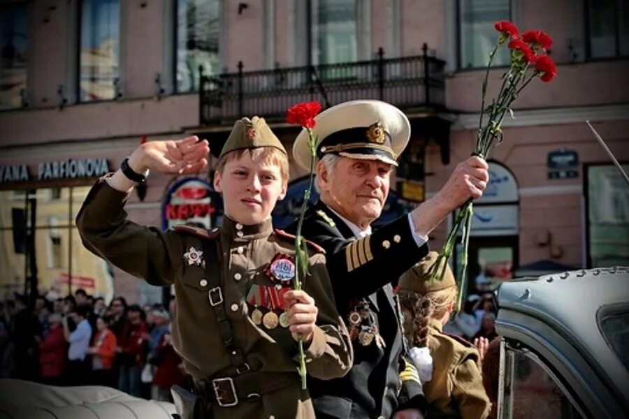 9 мая день победы солдаты. Празднование 9 мая. Солдаты Победы. Празднование дня Победы. Ветераны на параде.