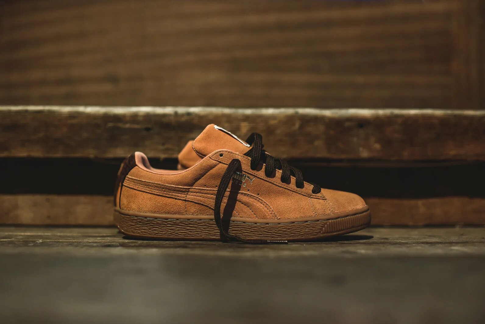 Puma Suede коричневые. Коричневые кроссовки Puma Suede. Adidas с коричневой подошвой. Найки с коричневой подошвой. Коричневые кроссовки адидас