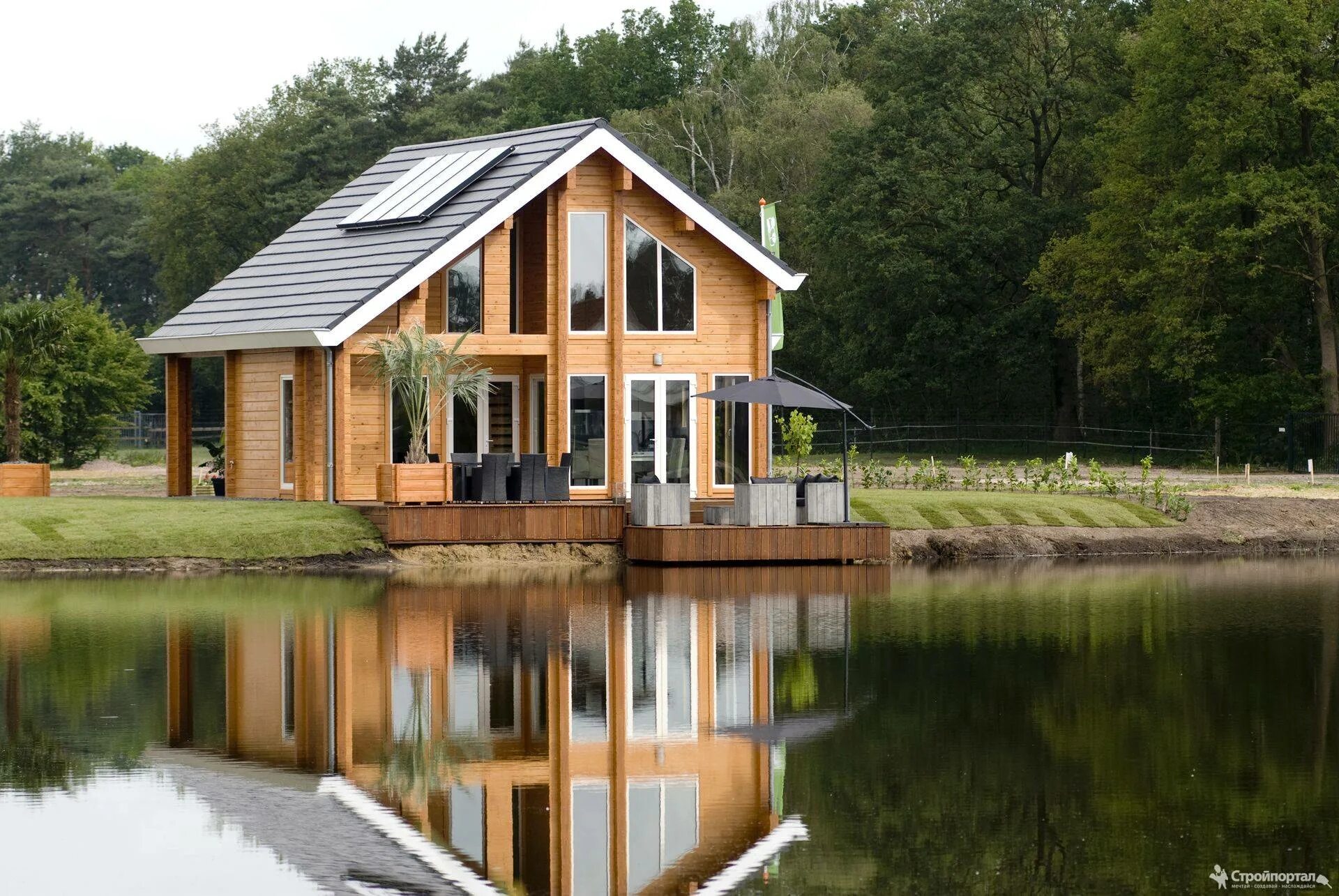 Домик у озера. Дом из бруса на озере. Дом на воде. Современный дом у озера.