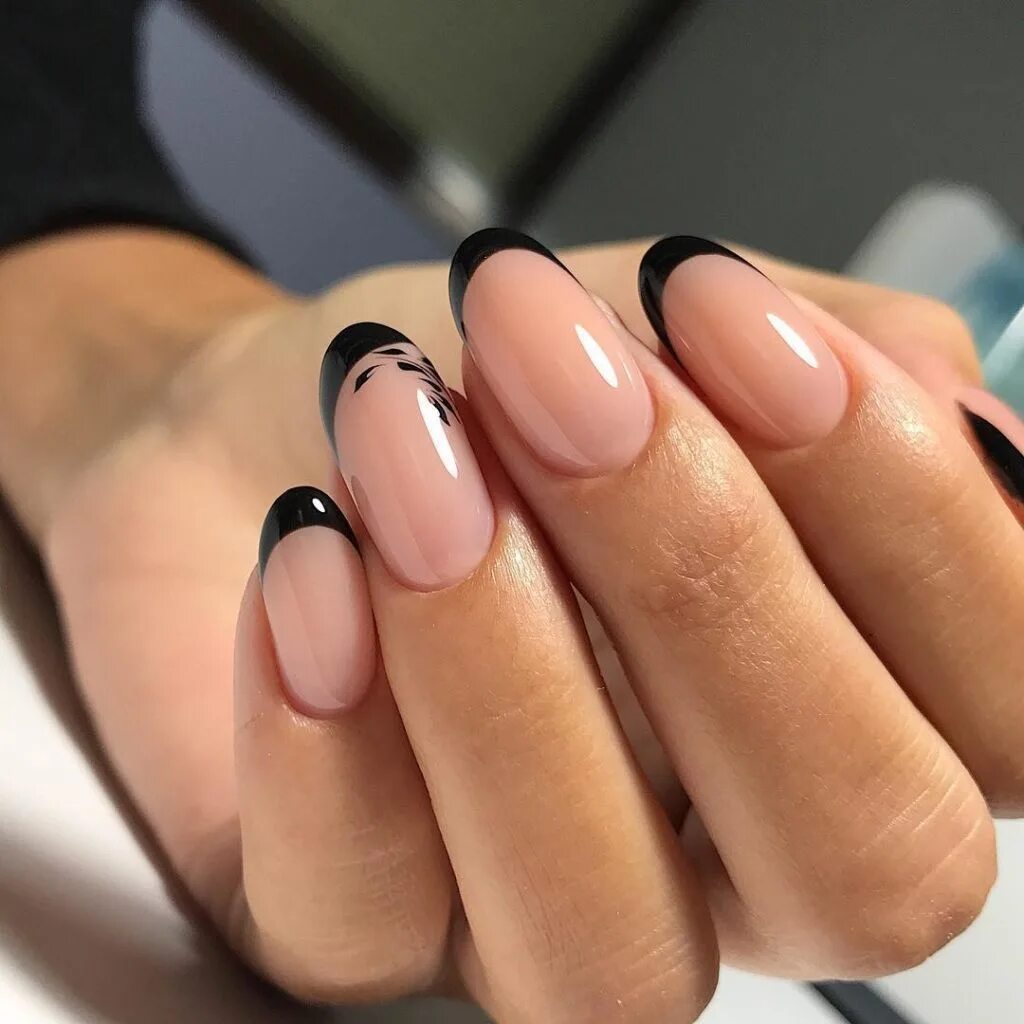 френч маникюр 2024 модные тенденции фото новинки. стильный френч на миндалевидных ногтях. красивые модные ногти. френч маникюр 2024 модные тенденции фото новинки. френч маникюр на короткие ногти.