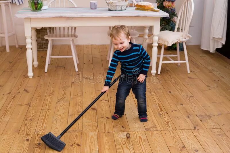 Сон подметать пол на работе. Метла подметает листья. Сон подметать пол на работе. Женщина подметает. Веник подметать пол.