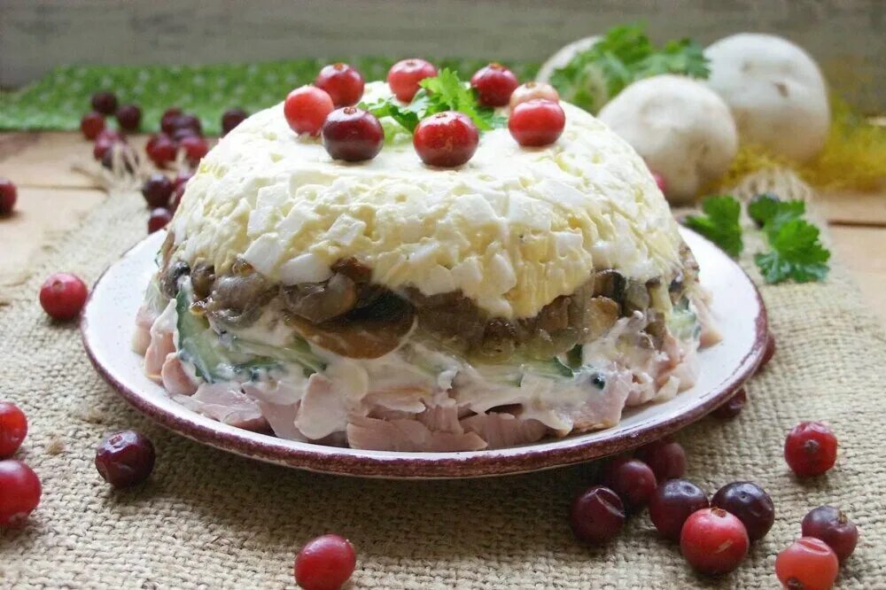 Рецепты салатов с копченой курицей слоями. Салат с копчёной курицей и грибами. Салат с копчёной куричей и грибами. Салат торт с курицей и грибами. Слоёный салат с копчёной курицей и грибами.