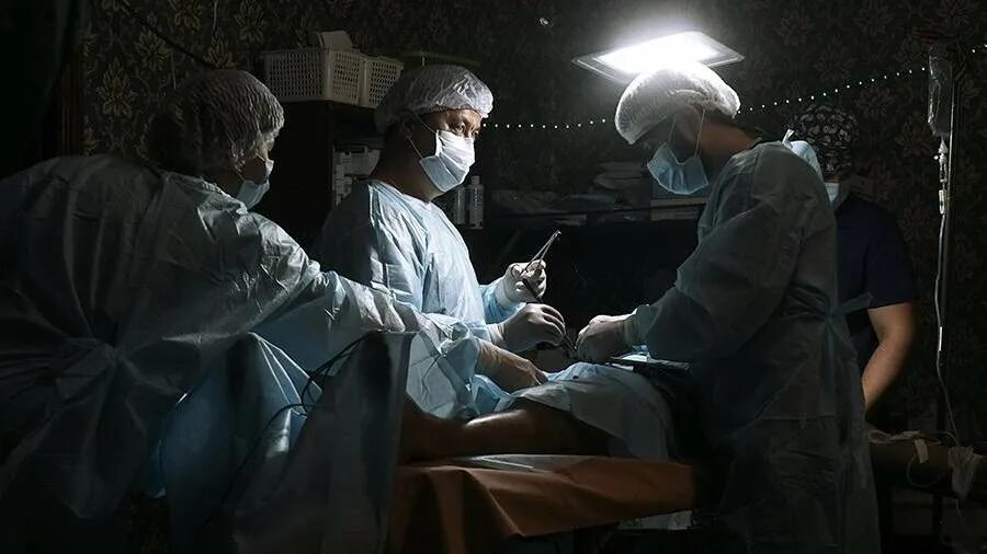 Врач в сво фото Медики на передовой: как устроена работа аэромобильного госпиталя у линии фронта
