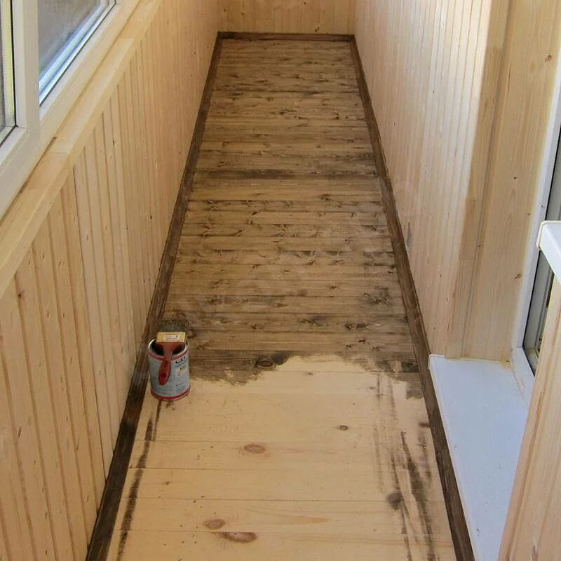 Что положить на балконе. Деревянный пол на балконе. Ламинат для пола на балконе. Плитка на балкон. Плитка на балкон.