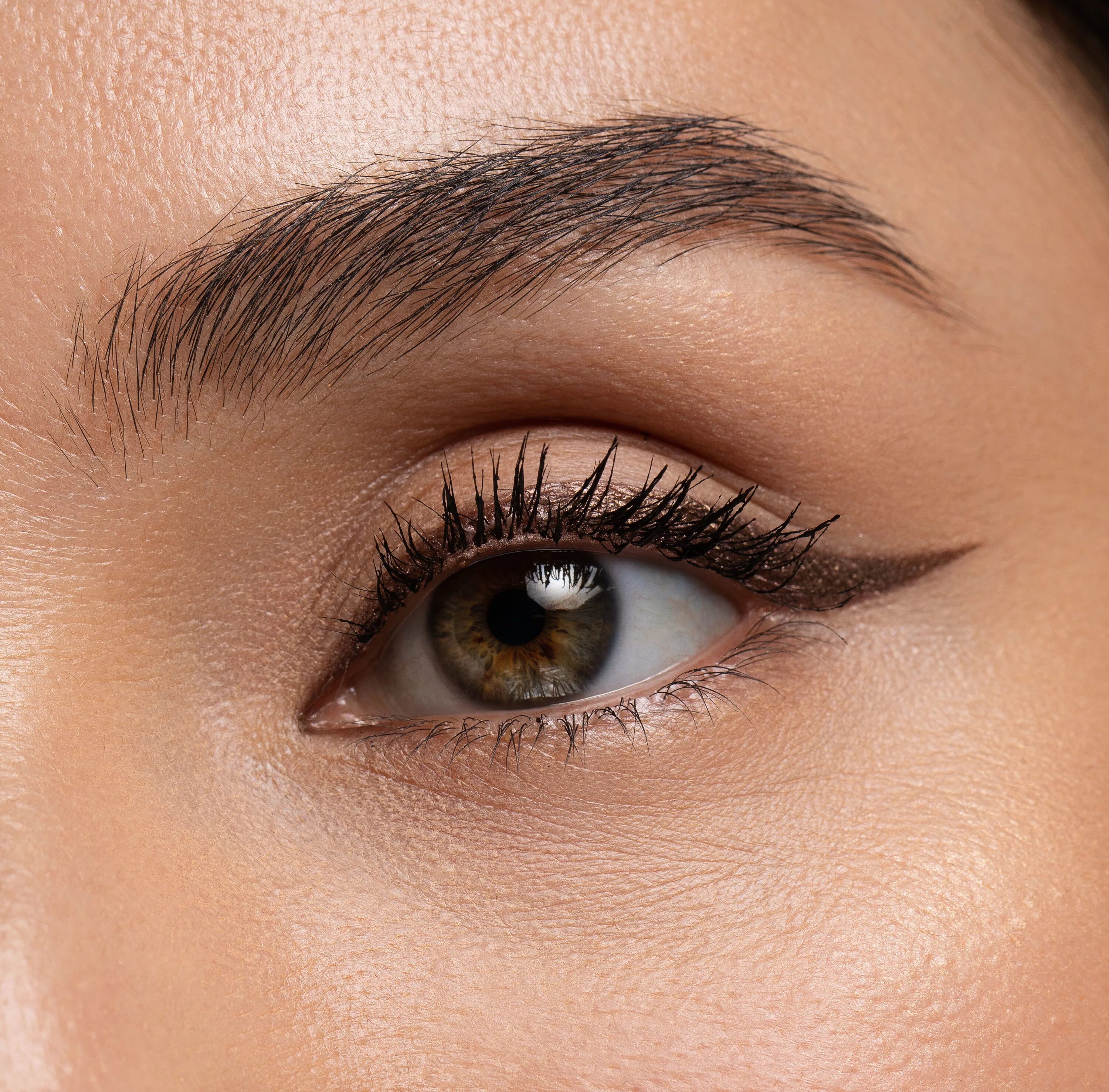 коричневые стрелки на глазах. макияж в бежево-коричневых тонах. макияж растушеванная стрелка смоки. макияж в коричневых тонах. макияж бежевый с коричневым.