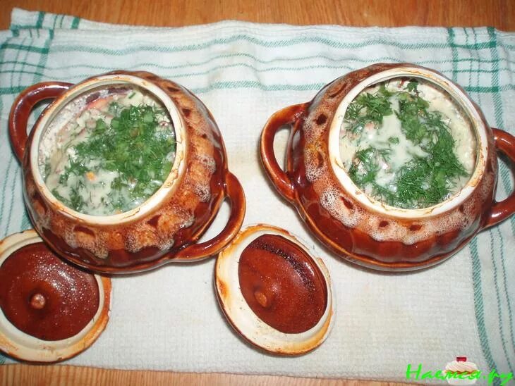 Рыба по-старорусски в горшочке. Судак с овощами в горшочке. Судак в горшочке. Вологодская жаркое в горшочке. Говядина с квашеной капустой в горшочке.