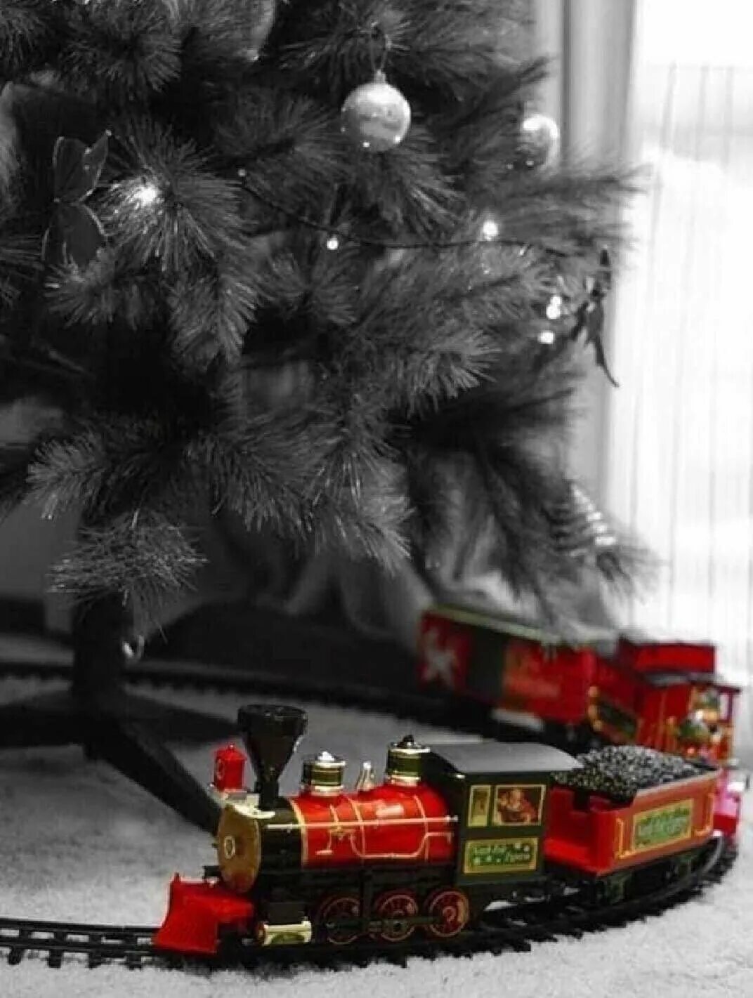 Новогодний поезд. Рождественский поезд. Великий устюг паровоз 2022. Christmas trains. Рождественский поезд фото.