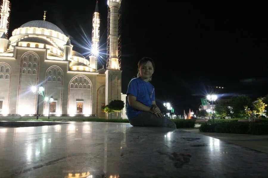 ночная махачкала троллейбусное кольцо. хасавюрт вечером. аллея хасавюрт ночью. хасавюрт вечером. парк ялова в хасавюрте.