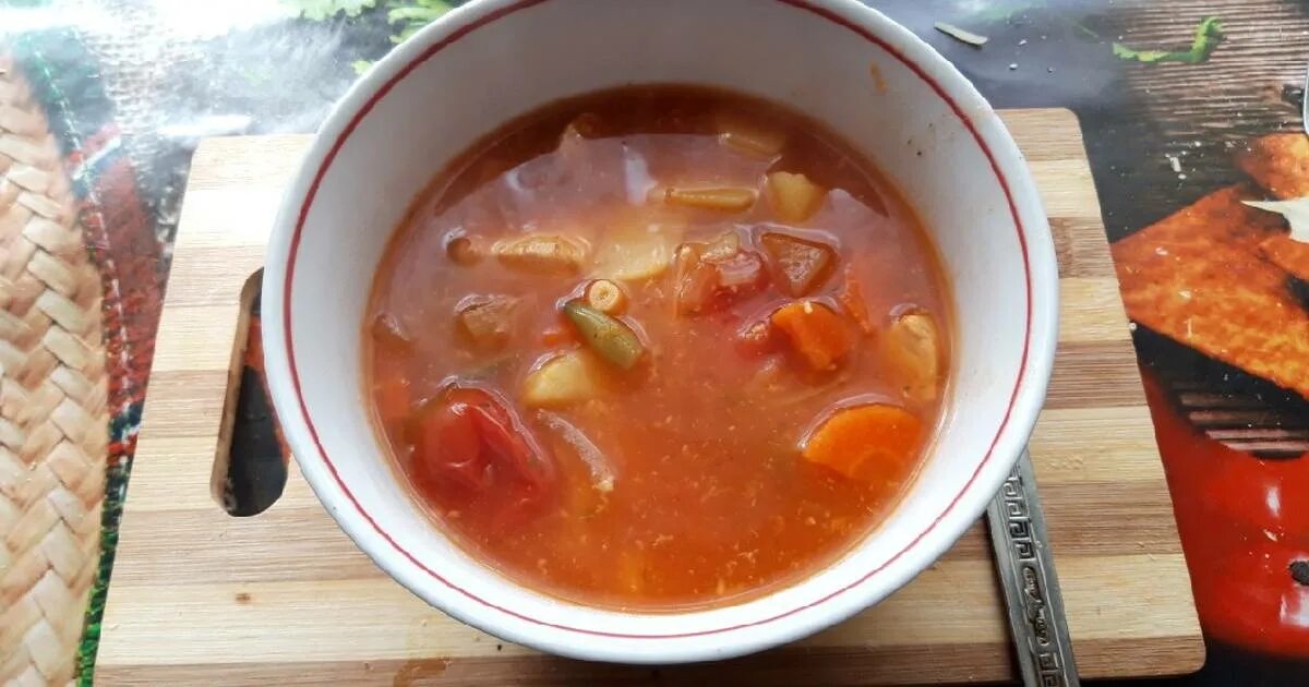 Суп без томата. Суп с томатной пастой. суп с томатной пастой и курицей. суп фасолевый с томатом. суп из морепродуктов с томатной пастой.