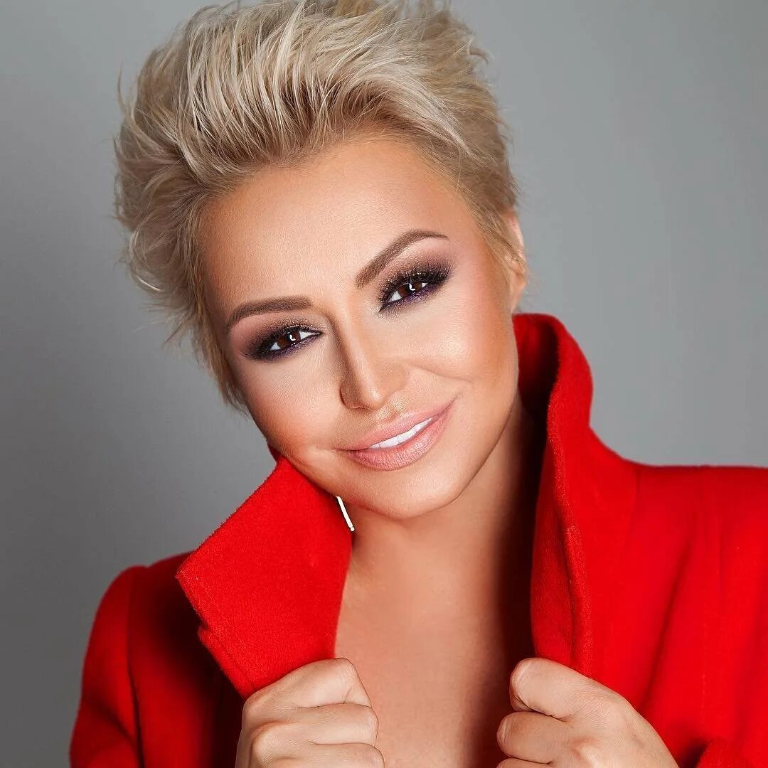 Певица селин дион. Певица с микрофоном. Девушка поет. Концерт жанны бичевской. Сигер певица.