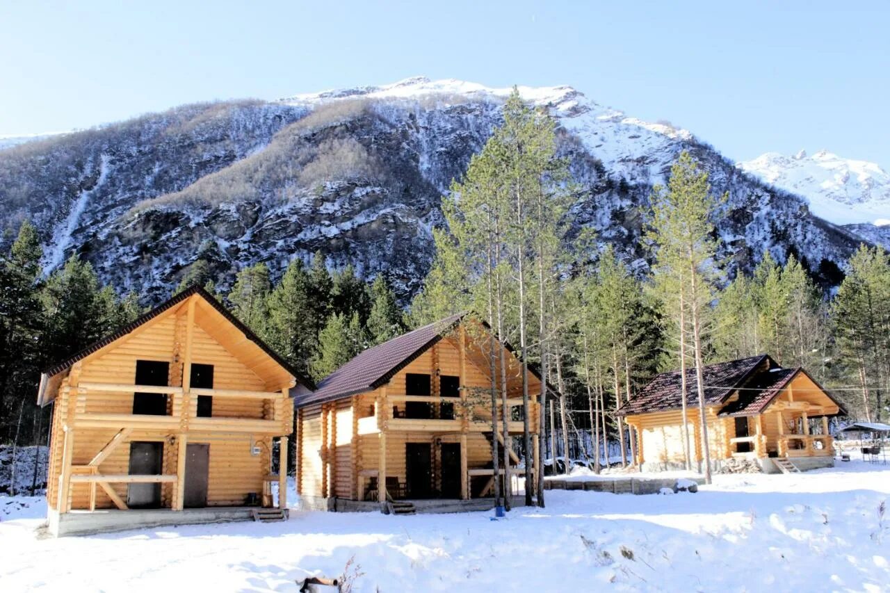 Снять домик в горах. Домик в горах. Горный приют кемпинг закан. Одинокий дом в горном алтае. Орлиное гнездо дигорское ущелье.