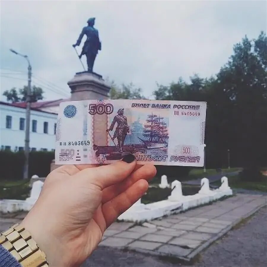 Памятник на сторублевой купюре. Архангельск памятник Петру 1 500 рублей. Памятник Петру 1 в Архангельске купюра. Архангельск на купюре 500. Памятник Петру в Архангельске с купюрой.