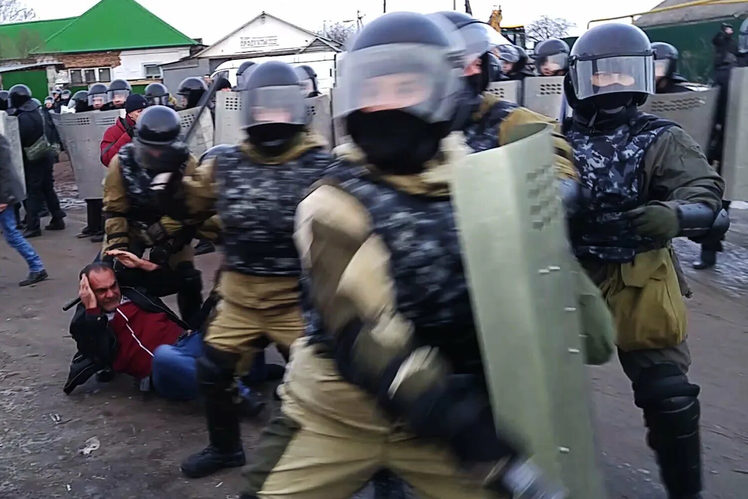 Омон цыгане. Беспорядки в плеханово. Омон цыгане. Омон цыгане. Омон цыгане.