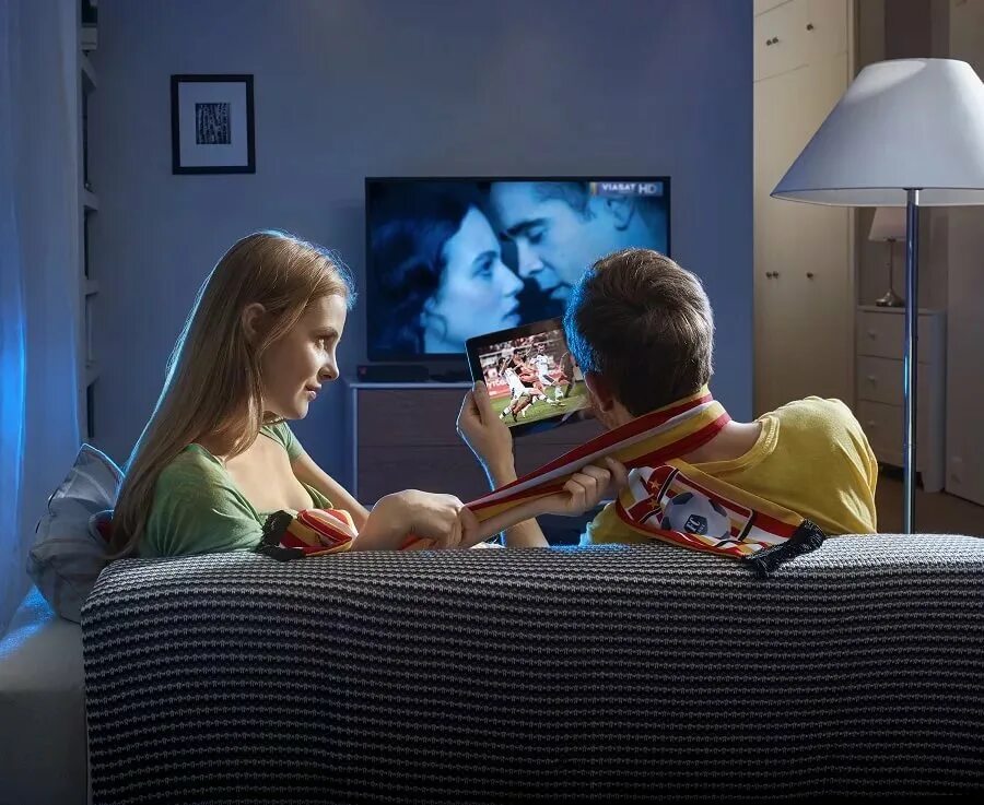 Семья у телевизора. Человек перед телевизором. Вечер перед телевизором. Интернет Телевидение.