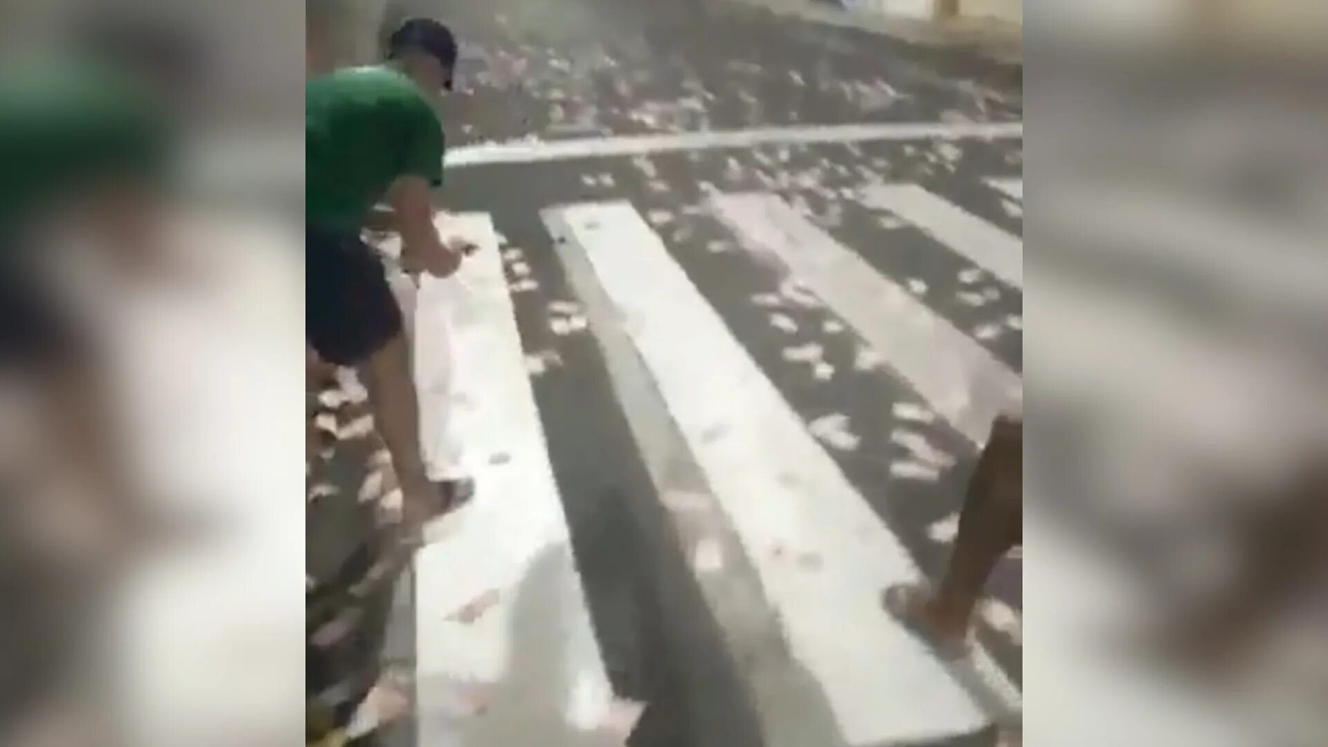 Пацан украл кроссовки в бразилии. Ограбление банка рассыпаны. наказание за кражу по бразильски. беспризорники в бразилии.