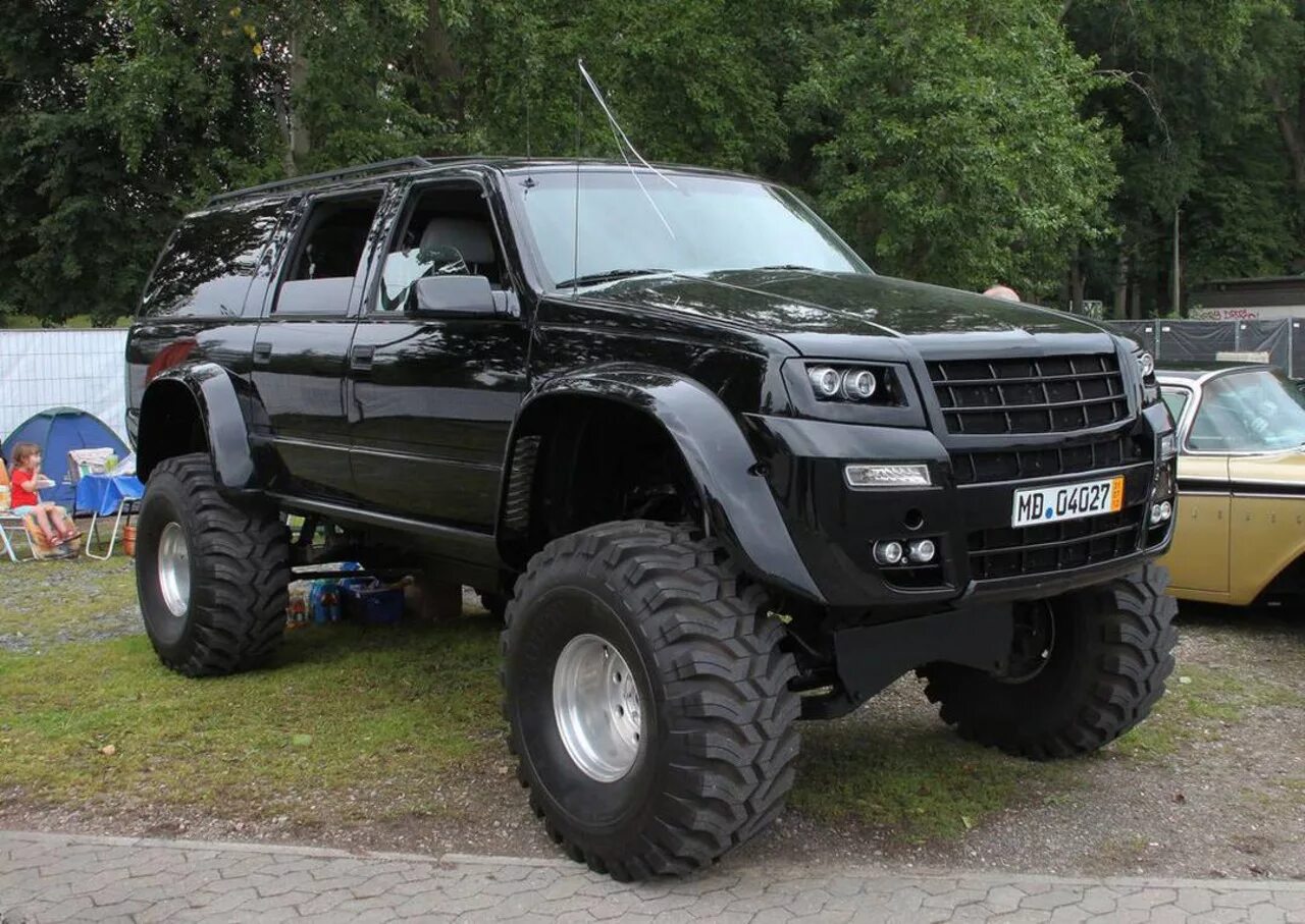 Внедорожники б у россия. Шевроле Субурбан бигфут. Chevrolet Suburban Offroad. Пикап Бигхорн 4х4. Тойота 4х4 для бездорожья.