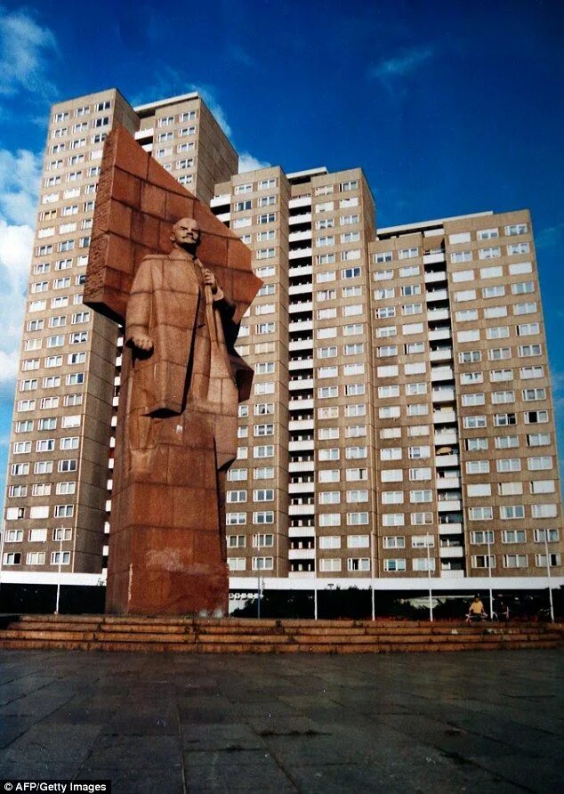 Памятник ленину в берлине томский. Статуя ленина в восточном берлине. Статуя ленина в берлине. Памятник марксу в хемнице. Памятники гдр.