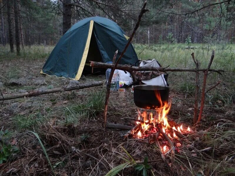 Ужасный поход. Палатка в лесу. Поход с ночевкой. Палатка костер. Поход в лес с ночевкой.