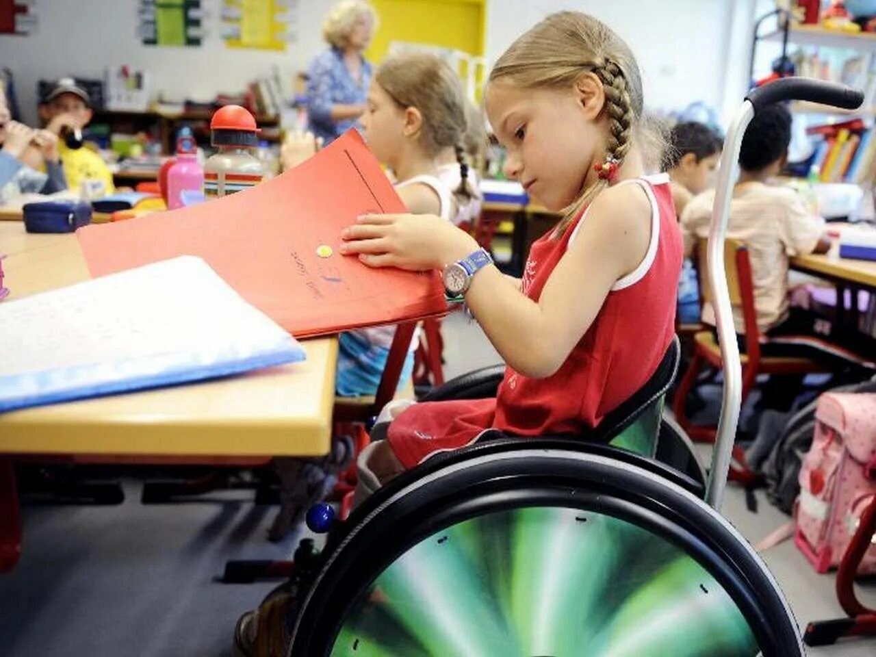 Дети инвалиды в школе. Инклюзивные дети. Инклюзивное образование. Интеграция детей с ограниченными возможностями. Подросток инвалид.