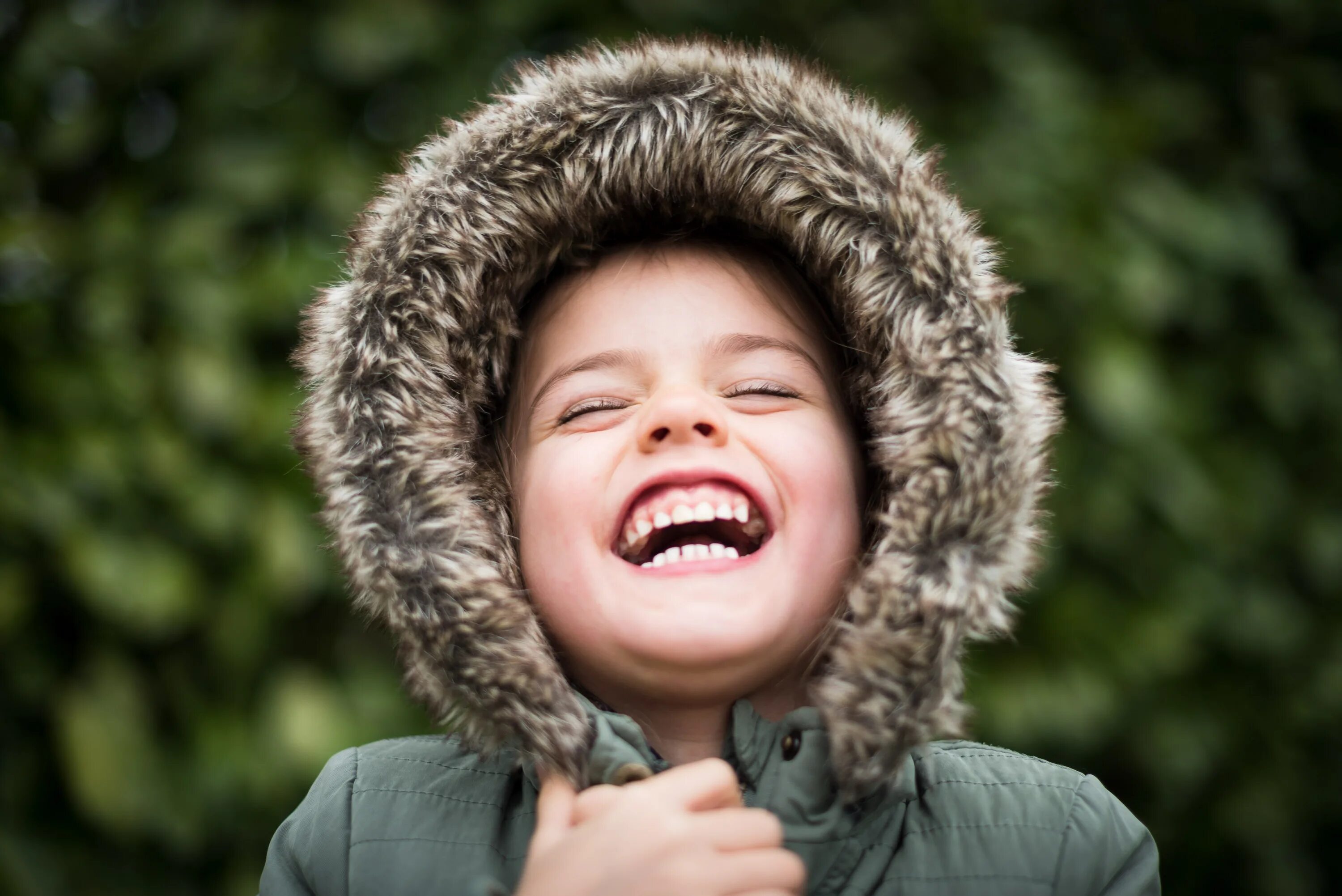 Children laughing. Улыбка ребенка. Счастливый ребенок. Дети смеются. Ребенок надевает шапку.